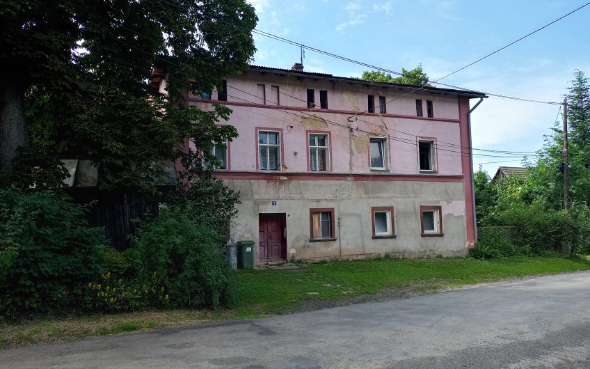 Dom z dużą stodołą murowaną z cegły we wsi Gozdno nr 3.